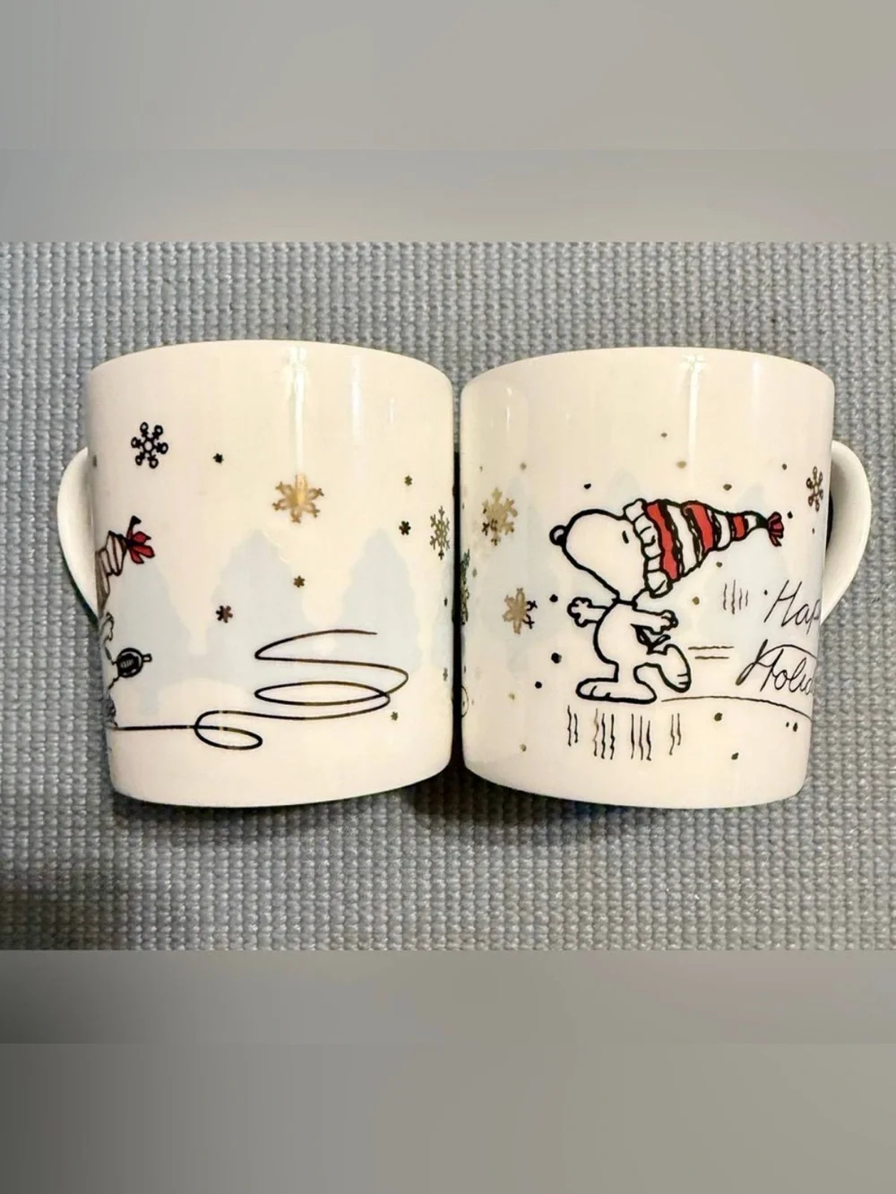 LENOX. Set of 2 mugs featuring Snoopy ice skating. A festive highlight! These Sn